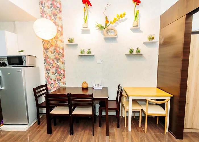 Canvas & Petals Blossoming Art Penthouse Gym Swim Park 5716 * Manila